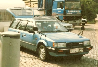 Blå Mazda 323 stationcar